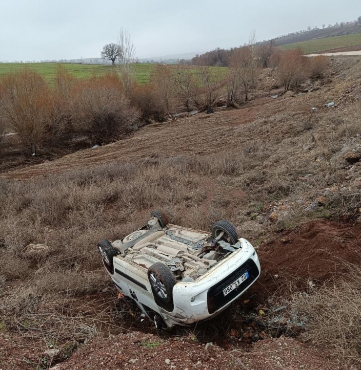 Hafif Ticari Araç Şarampole Devrildi: 2 Yaralı