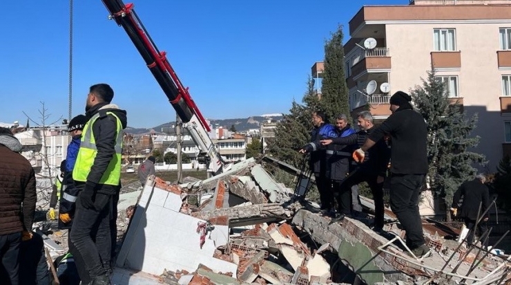 Depremde Annesini Ve Yengesini Kaybeden Milletvekili O Geceyi Anlattı