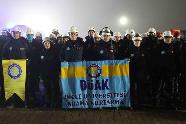 Diyarbakır Valisi, Depremde Arama-kurtarma Çalışmalarına Katılan Ekiplerle Bir Araya Geldi