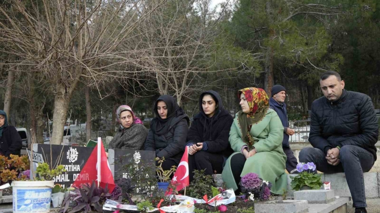 Gaziantep’te Deprem Mezarlığında Duygusal Anlar