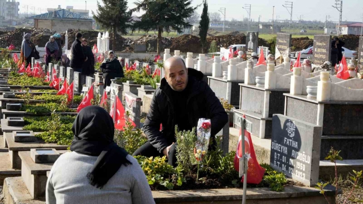 Gaziantep’te Deprem Mezarlığında Duygusal Anlar