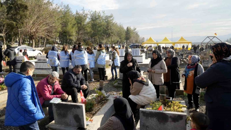 Gaziantep’te Deprem Mezarlığında Duygusal Anlar