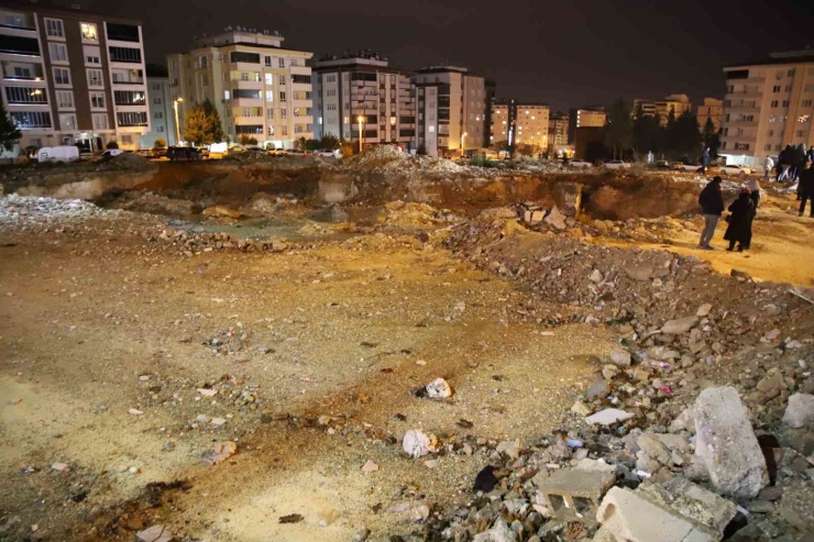 Gaziantep’te Depremde Hayatını Kaybedenler İçin Enkaz Alanında Kuran-ı Kerim Okutuldu