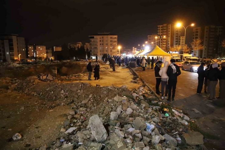 Gaziantep’te Depremde Hayatını Kaybedenler İçin Enkaz Alanında Kuran-ı Kerim Okutuldu