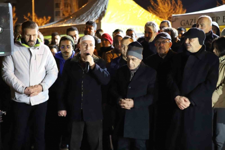 Gaziantep’te Depremde Hayatını Kaybedenler İçin Enkaz Alanında Kuran-ı Kerim Okutuldu