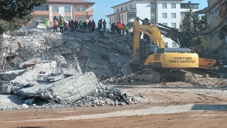 Gaziantep’te Depremde Hayatını Kaybedenler İçin Enkaz Alanında Kuran-ı Kerim Okutuldu