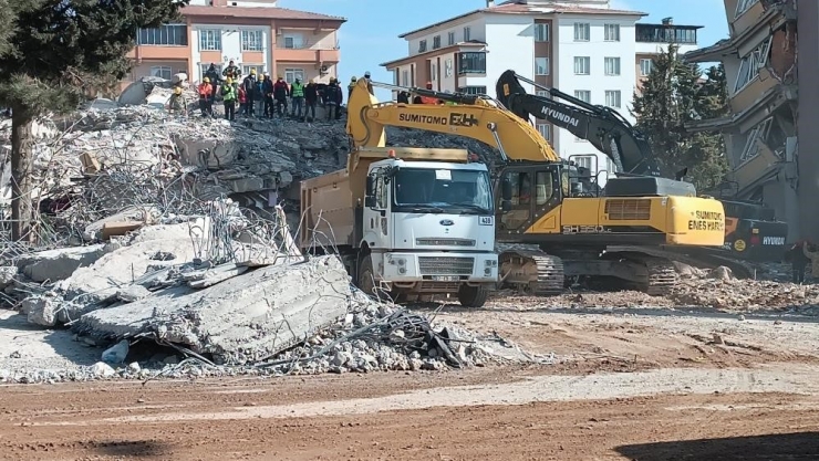 Gaziantep’te Depremde Hayatını Kaybedenler İçin Enkaz Alanında Kuran-ı Kerim Okutuldu