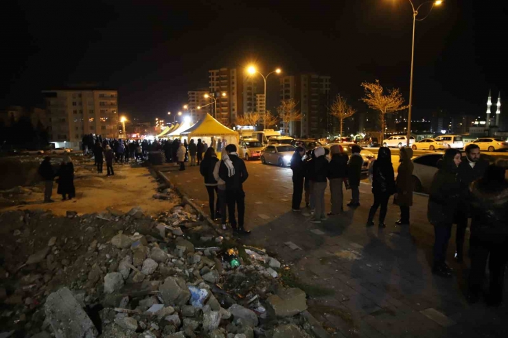 Gaziantep’te Depremde Hayatını Kaybedenler İçin Enkaz Alanında Kuran-ı Kerim Okutuldu