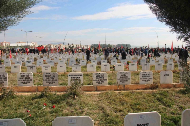 Kızıyla Birlikte 16 Saat Enkaz Altında Kalan Baba Mezarlıkta Duygulu Anlar Yaşadı