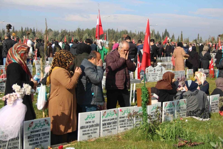 Kızıyla Birlikte 16 Saat Enkaz Altında Kalan Baba Mezarlıkta Duygulu Anlar Yaşadı