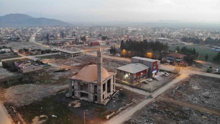 Depremde Yıkılan Mahallede Bir Tek Cami Ayakta Kaldı