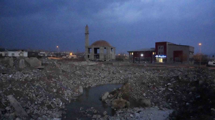 Depremde Yıkılan Mahallede Bir Tek Cami Ayakta Kaldı