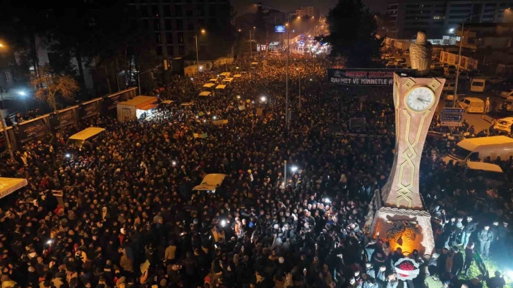 Adıyaman’da Binlerce Kişi Deprem Şehitlerini Andı