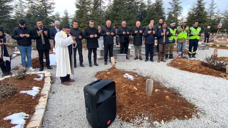 Başkan Zelyurt, Doğanşehir’de Depremde Hayatını Kaybedenlerin Mezarlarını Ziyaret Etti