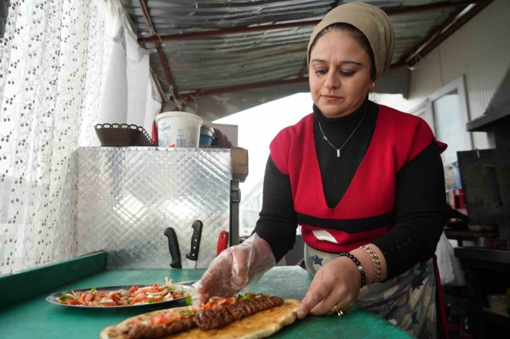 Depremin İzlerini Silebilmek İçin Başladı, Şehrin Tek Kadın Kebap Ustası Oldu