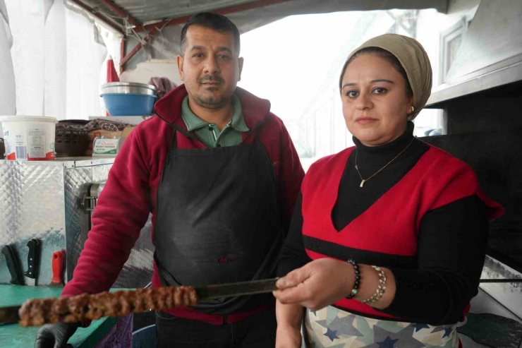 Depremin İzlerini Silebilmek İçin Başladı, Şehrin Tek Kadın Kebap Ustası Oldu