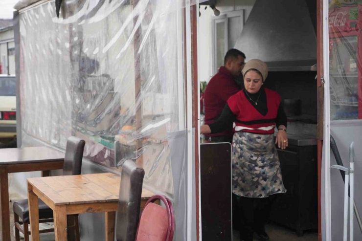 Depremin İzlerini Silebilmek İçin Başladı, Şehrin Tek Kadın Kebap Ustası Oldu