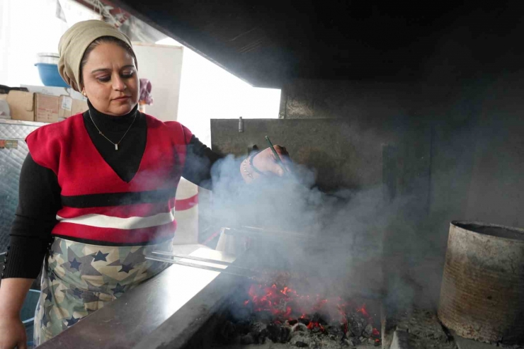 Depremin İzlerini Silebilmek İçin Başladı, Şehrin Tek Kadın Kebap Ustası Oldu