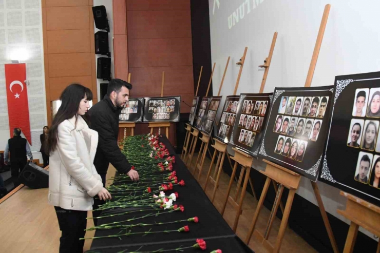 Depremde Hayatını Kaybeden Öğrenci Ve Çalışanlar İçin Anma Töreni Düzenlendi