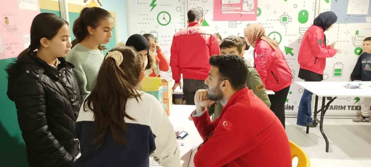 Selçuk Bayraktar’dan Yıl Dönümünde Deprem Bölgesine Ziyaret