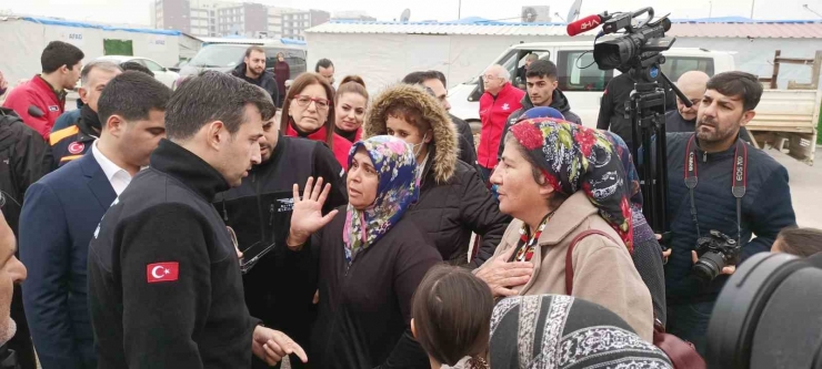 Selçuk Bayraktar’dan Yıl Dönümünde Deprem Bölgesine Ziyaret