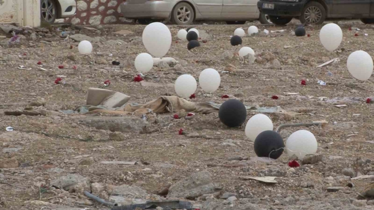 Enkazlara Balonlar Ve Karanfiller Bırakıldı