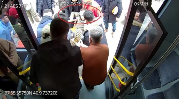 Diyarbakır’da Otobüs Şoförü, Rahatsızlanan Öğretmeni Hastaneye Böyle Yetiştirdi