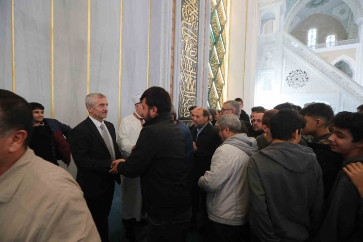 Şahinbey Millet Camii İlk Cuma Namazında Doldu Taştı