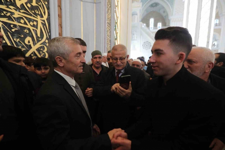 Şahinbey Millet Camii İlk Cuma Namazında Doldu Taştı