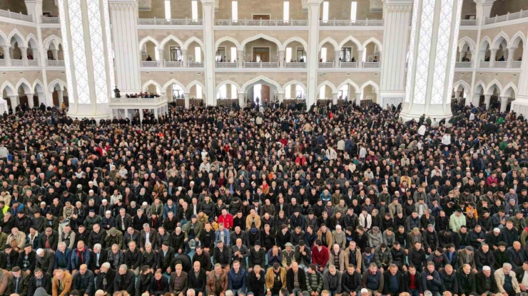 Şahinbey Millet Camii İlk Cuma Namazında Doldu Taştı