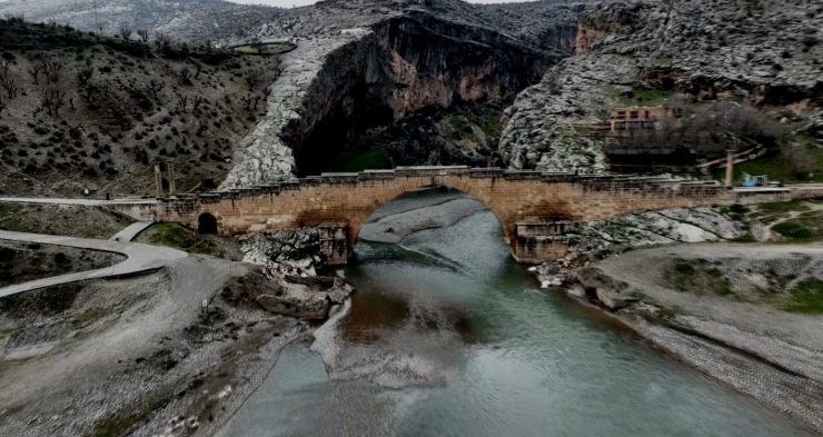 Adıyaman’daki Tarihi Köprü Depremlere Meydan Okuyor