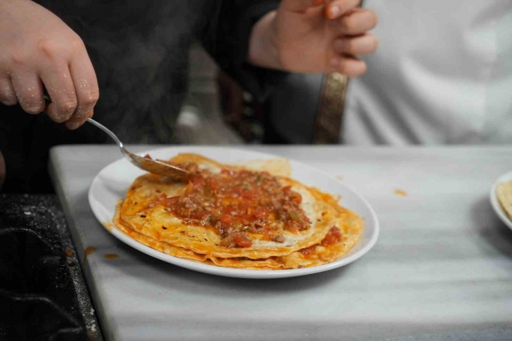 13 Yaşındaki Buğra, Depremzedelere Yemek Yaparken Aşçılığa Merak Saldı