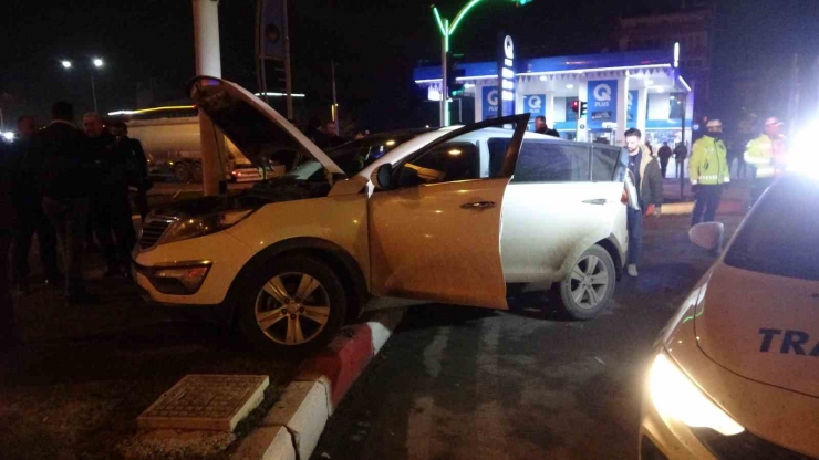 Polisin ’dur’ İhtarına Uymayarak Kaçan Ehliyetsiz Sürücü Kaza Yaptı