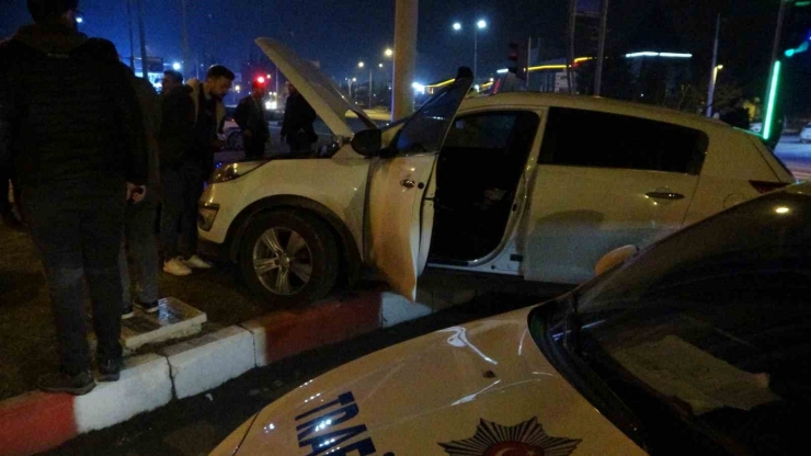 Polisin ’dur’ İhtarına Uymayarak Kaçan Ehliyetsiz Sürücü Kaza Yaptı