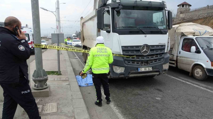 Malatya’da Kamyonun Çarptığı Yaya Hayatını Kaybetti