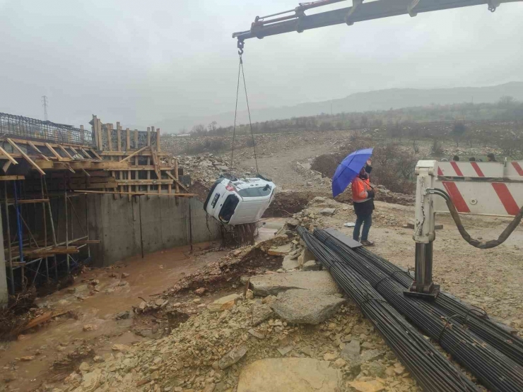 Gece Sel Sularında Sürüklenen Araç Gündüz Vinç İle Kurtarıldı