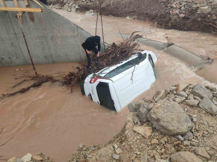 Gece Sel Sularında Sürüklenen Araç Gündüz Vinç İle Kurtarıldı