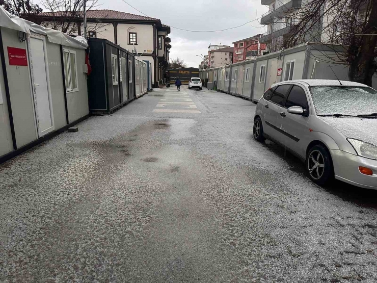 Malatya’da Dolu Yağışı Etkili Oldu, Yollar Beyaza Büründü