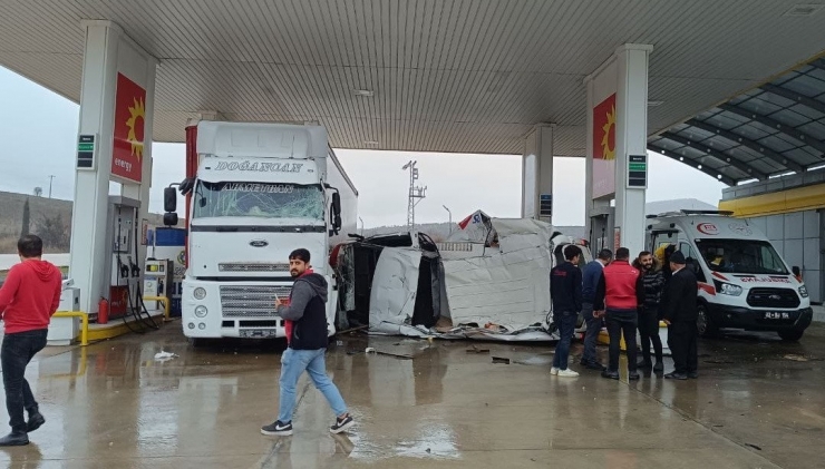 Takla Atan Minibüs Akaryakıt İstasyonuna Girdi: 2 Yaralı