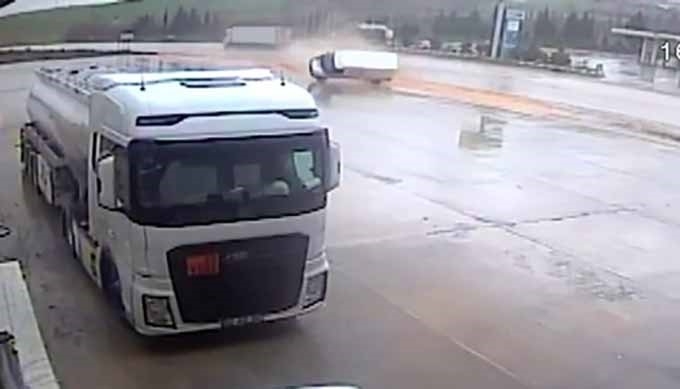 Takla Atan Minibüs Akaryakıt İstasyonuna Girdi: 2 Yaralı
