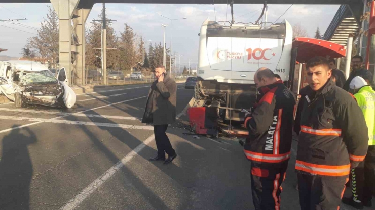 Malatya’da Hafif Ticari Araç Trambüsle Çarpıştı: 1 Ölü, 2 Yaralı