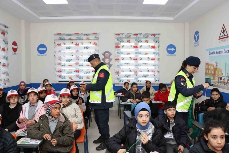 Jandarma’dan Öğrencilere Temel Trafik Eğitimi