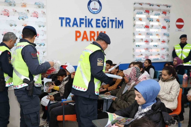 Jandarma’dan Öğrencilere Temel Trafik Eğitimi