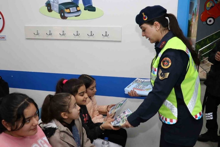 Jandarma’dan Öğrencilere Temel Trafik Eğitimi