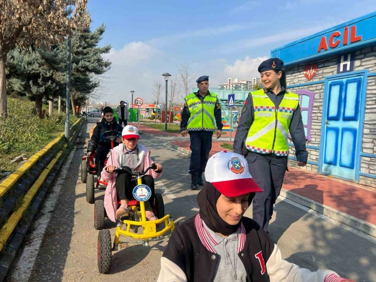 Jandarma’dan Öğrencilere Temel Trafik Eğitimi