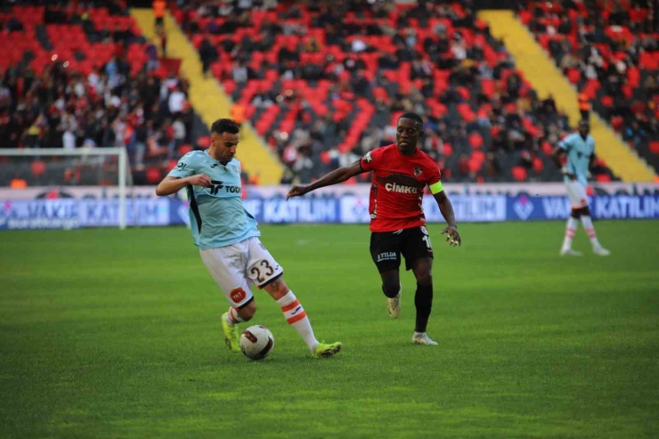 Trendyol Süper Lig: Gaziantep Fk: 0 - Başakşehir: 0 (ilk Yarı)