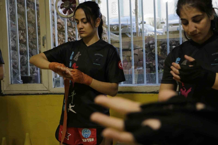 Diyarbakır’da Ailelerinin Desteğini Alan Kadın Kick Boksçular Dünya Kupası’na Hazırlanıyor