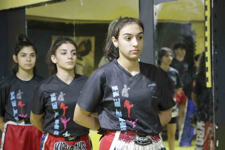 Diyarbakır’da Ailelerinin Desteğini Alan Kadın Kick Boksçular Dünya Kupası’na Hazırlanıyor