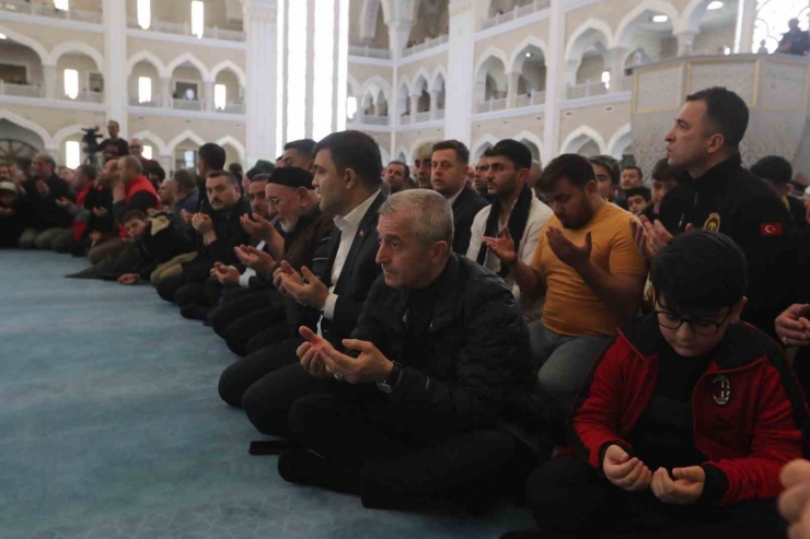 Berat Kandili’nde Şahinbey Millet Camii Doldu Taştı