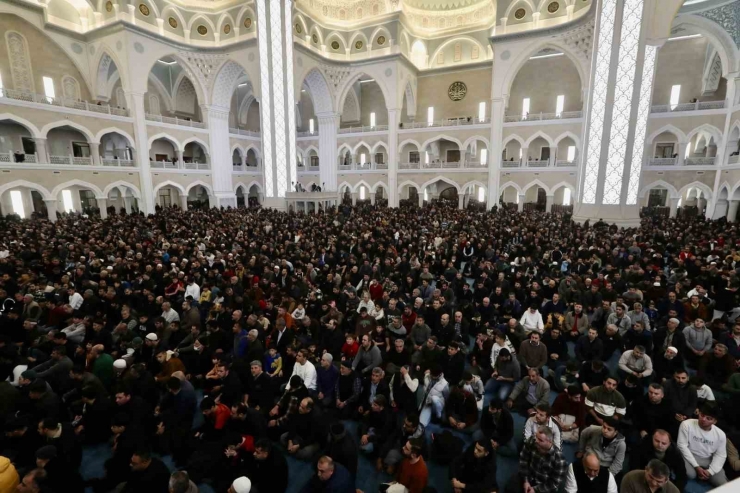 Berat Kandili’nde Şahinbey Millet Camii Doldu Taştı